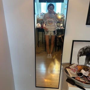 Blåvit tie-dye jeansshorts med frans - Aldrig använda. Säljer ett par blåvita jeansshorts från Sweet Poison med coolt tie-dye mönster och råa fransade kanter. Shortsen har klassisk femficksdesign, bälteshällor och knapp- samt dragkedjestängning. Perfekta för sommaren och ger en chill vibe.