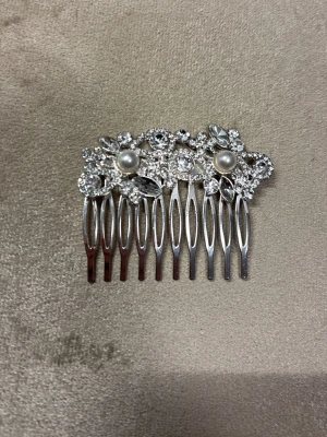 Hårnål från albrekts guld  - Hårnål från albrekts guld, använd 1 gång, perfekt till speciella tillfällen tex. Balen.