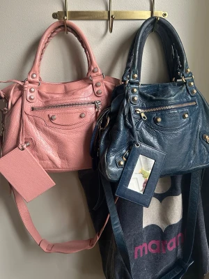 Balenciaga city bag - Super fin marinblå city bag med guld detaljer från Balenciaga! Använder inte den så mycket som jag önska därför säljer jag den!!! Sliten vid handtagen och överlag på väskan! Se bilderna.💓💓