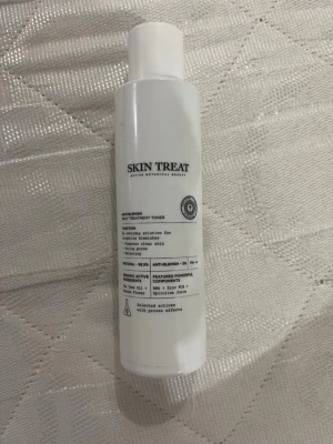 Skin Treat Anti-Blemish Toner - Skin Treat Anti-Blemish Daily Treatment Toner i vit plastflaska, 150 ml. Innehåller tea tree-olja, bananblomma, BHA, zink PCA och spirulina juice. Tonern har naturlig doft av tea tree och är vegansk. DEN ÄR HELT FULL OCH OANVÄND!! Perfekt för normal till kombinerad/fet hy och acnebenägen hud.