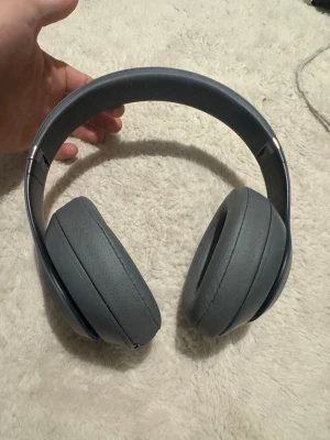 Beats Studio 3 - Beats Studio 3 trådlösa over-ear hörlurar i grått. Bra ljudkvalitet och aktiv brusreducering. Viss synlig spricka/slitage på ena öronkudden, men i övrigt gott skick. Perfekt för musik, film och samtal. Levererar kraftfull bas och lång batteritid.