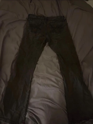 Svarta bootcut jeans  - Jätte snygga jeans med snygg bak