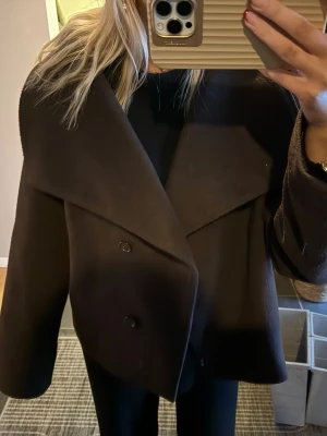 Brun kappa - Jättefin brun kappa från Gina🤎