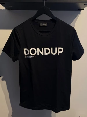 Dondup T-shirt  - Tja! Säljer denna Dondup T-shirt i Storlek S! Nyskick! Nypris ca 1300kr 