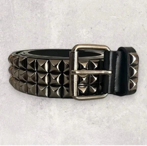 Emo bälte  - Svart emo bälte har också en likadan i silver. Mått i bild fråga vid frågor.