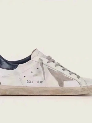 Golden goose skor  - Hej säljer ett par feta golden goose helt nya aldrig använt har box och allt medföljer. Skriv för fler frågor 