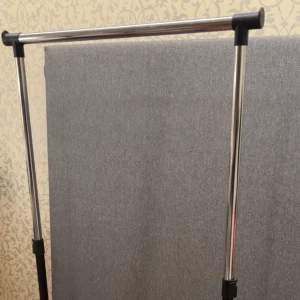 Klädställning - - klädställning i metall och plast med hjul, perfekt till klädshoppingen!! Smidig å sätta ihop/nedmontera , inga skruvar eller så.