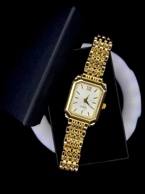 Quartz White Edition *Helt ny* - Quartz White Edition, helt ny och oanvänd. Det som gör denna klocka speciell är den rena vita urtavlan i kombination med romersk XII-markering, vilket ger ett klassiskt, nästan vintage-inspirerat uttryck. Den rektangulära boetten tillsammans med den detaljerade guldlänken gör att klockan mer känns som ett smycke än bara ett armbandsur.  En perfekt klocka för dig som vill ha något diskret men elegant, och som passar lika bra till fest som till en stilren vardagsoutfit