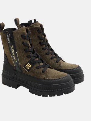 Olivgröna boots från TT Bagat - Säljer ett par olivgröna boots från TT Bagatt med robust svart sula och detaljer i svart och guld. Skorna har snörning framtill, dragkedja på sidan och är tillverkade i mocka och syntet. Perfekt för dig som gillar chunky stil och vill sticka ut med coola detaljer.