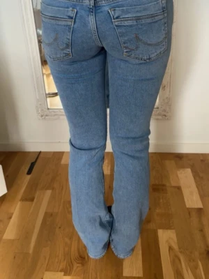 Blå bootcut jeans från LTB - Säljer ett par ljusblå jeans från LTB. Aldrig använda men köpta begagnat. De är i storlek 28/32 men har ett snöre i midjan så man kan justera storleken