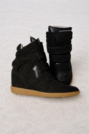 Isabel marant skor - Högst bud får de💕!. helt nya  oanvänd skick  med dustbag och bubble wrap, ( ingen box) Kan gå ner i pris vid snabbfär! hör av dig för mera bilder eller om du har funderingar 