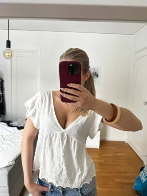 Vit blus med v-ringning  - Gullig vit blus💗