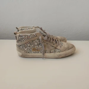 Glittriga sneakers från Golden Goose - Jätte fina Holden goose i bra skick bara använda fåtal gånger💕Säljs pga att dom är för stora tyvärr 