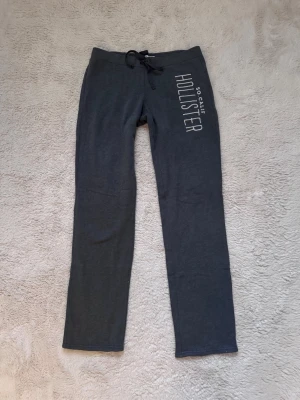 Grå lågmidjade mjukisbyxor Hollister - Grå mjukisbyxor från Hollister i storlek M, Innerbenslängden är 81cm! 