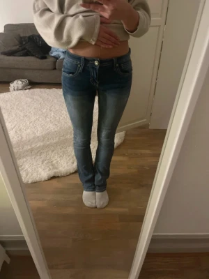 Blåa hydraulic Bootcut jeans  - Säljer ett par hydraulic bootcut jeans, Storlek:Xs/34, Skick:8/10, Pris:249 (kan diskuteras), kontakta mig vid frågor och funderingar 🤗