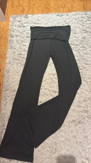 Svarta yoga pants  - Svarta yoga pants i storlek S. Perfekta för chill eller träning, med enkel och stilren look. Är från shein, vilket gör så att priset är lågt. Jag är 170cm lång och byxorna är för korta för mig. 