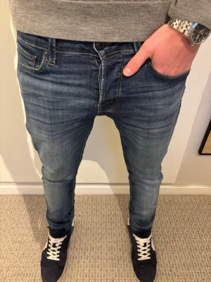 Marinblå SlimGlenn jeans från Jack & Jones - Tja! Säljer dessa riktigt snygga jeans ifrån Jack & Jones | W29 L32 | Jag på bilden är 182!  Hör av er vid minsta lilla fundering🙌