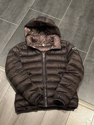 Colmar Dunjacka  - Tjena, säljer denna jättefina Colmar jackan som i storlek 44 som motsvarar XS, jackan är jättefin och perfekt nu för den kalla vintern, förutom att dragkedjelöparen saknas och en liten slitning på insidan av jackan som inte påverkar bruket och inte syns. Dragkedjan och allt annat funkar perfekt. Skriv gärna vid intresse!