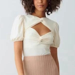 Vit fest topp med puffärm - Säljer en vit fest topp med snygga puffärmar och twistad detalj framtill. Toppen är figurnära men stretchigt!🫶🏻