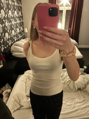 Vit ribbad linnetopp från H&M - Säljer en vit ribbad linnetopp från H&M i storlek S. Toppen är ärmlös med breda axelband och har en tight passform. Perfekt att styla med jeans eller kjol för en enkel och fräsch look. Sömmen vid ena bandet har lossnat men det är inget man tänker på!