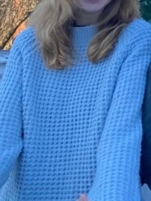Ljusblå stickad tröja från lager 157 - Mysig ljusgrå stickad tröja från 157 med grov struktur och bred ribbad mudd vid hals, ärmslut och nederkant. 