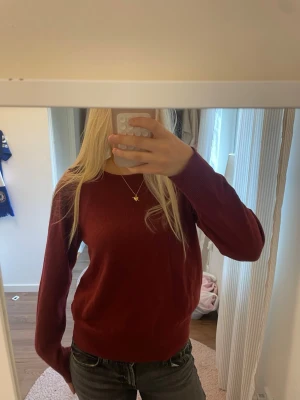 Vinröd stickad tröja med rosett - Superfin vinröd tröja från H&M med knytning i nacken (sista bilden). Är i storlek L men sitter perfekt på mig som använder S/M.  Kom privat för frågor eller fler bilder!💕