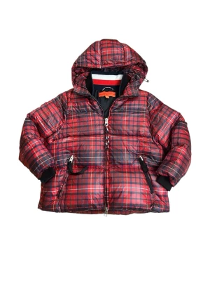 Rutig röd pufferjacka Hilfiger Collection - Säljer en riktigt fet röd och svart rutig pufferjacka från Hilfiger Collection. Jackan har huva, dragkedja framtill och två fickor med dragkedja. Perfekt för kalla dagar och ger en snygg streetstyle-vibe.