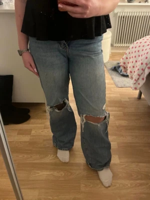 Jeans - Högmidjade jeans med hål från Gina tricot