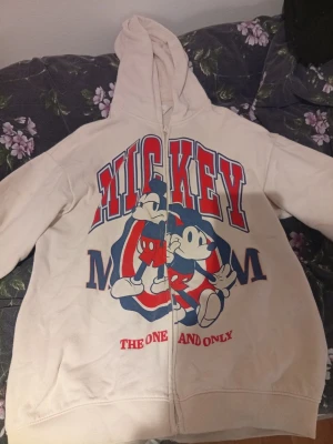 Mickey mouse tröja - Det är en zip up tröja och det är storlek 158/164