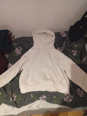 Vit hoodie, M - En vit basic och mysig hoodie från lager 157 i storlek M