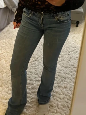 Blå bootcut jeans från Zara - Blåa bootcut jeans lågmidjade från Zara knappt använda💕Priset kan diskuteras vid snabb affär så skicka gärna prisförslag