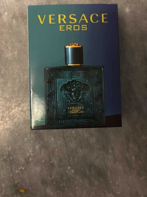 Versace Eros Parfum - Versace Eros Parfum med stilren design och ikonisk Medusa-detalj. Perfekt för dig som vill sticka ut med en lyxig och modern touch.