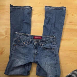 Levi's  Superlow Bootcut Jeans - Lågmidjade bootcut jeans från Levis , säljer endast då de tyvärr är lite för små. 💓💓 Midjemått rakt över : ca 37 cm Innerbenslängd : ca 79 cm  Pris går såklart att diskutera!