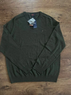 Stickad Morris XXL - Snygg olivgrön rundhalsad tröja från Morris i storlek XXL, passar även dig som har storlek XL. Nypris 1599kr. Mitt pris 800kr. Kan gå ner i pris vid snabbäffär.