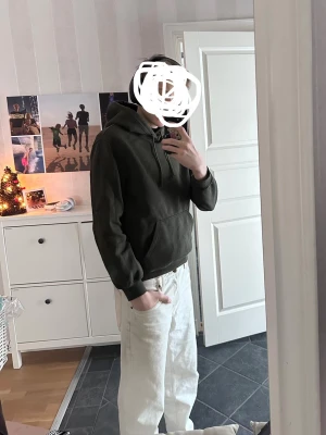 Grön hoodie - Tja den är i mycket bra skick från H&M i storlek Xs