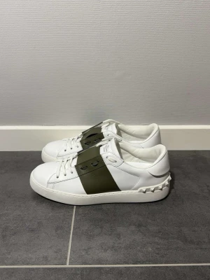 Valentino open Olive  - Valentino open olive, storlek 40,5 passar 41,5, skick 9,5/10 som nya, endast skor medföljer vid köp, vid funderingar hör av er.