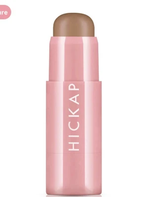 Hickap Bronze Stick Icy Chai - Bronzer i stick-format från Hickap i färgen Icy Chai. Kommer i en snygg rosa hylsa med vit text. Krämig formula som är lätt att applicera och blenda för en naturlig bronzad look. Perfekt för contouring och bronzing. Färgen är en kall brun nyans. Helt ny (oöppnad), köpt i fel färg! 🥰