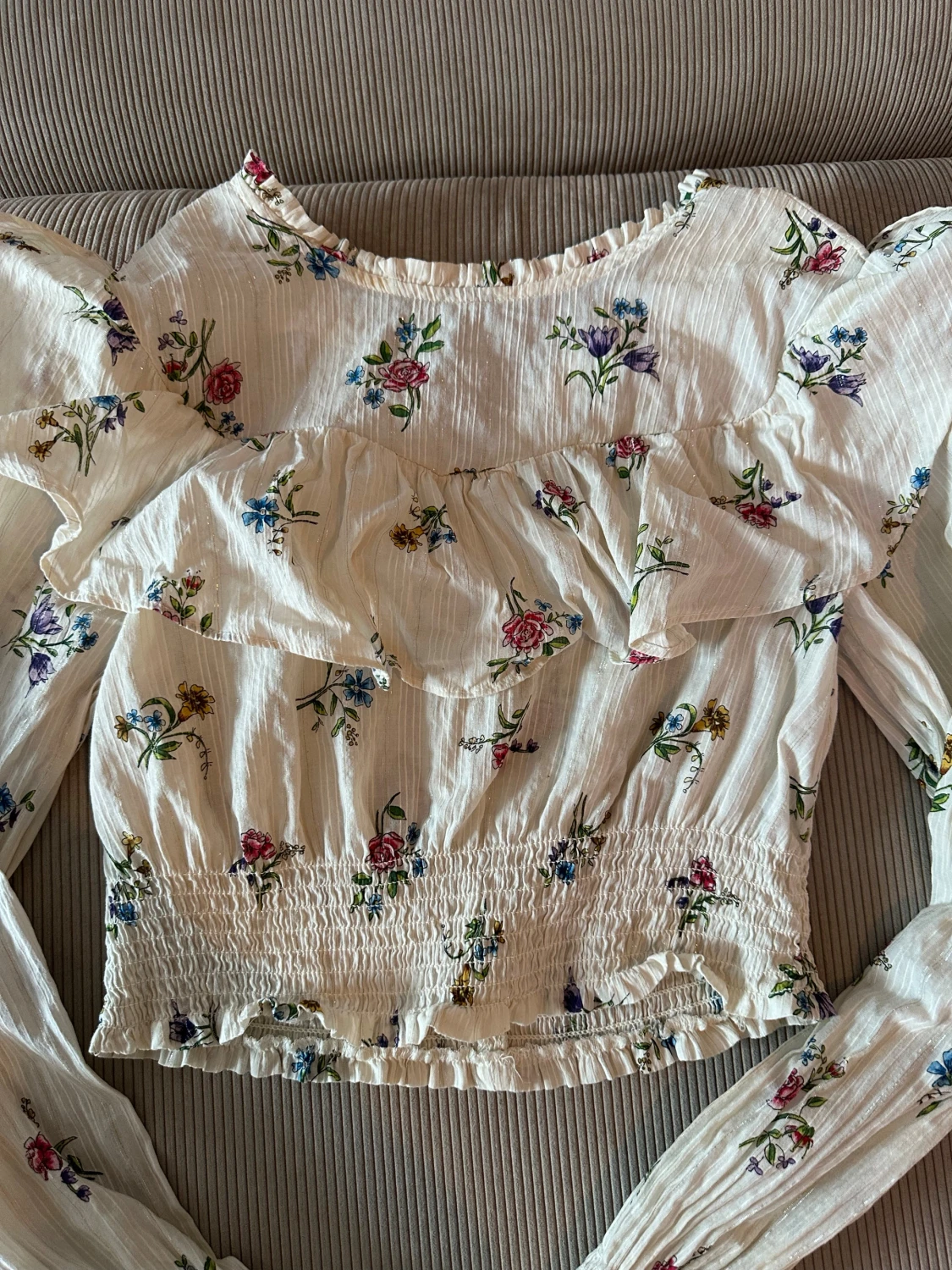 Blommig vit blus med volang - 2