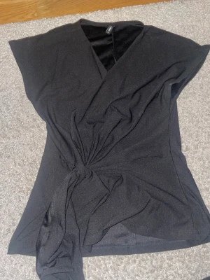 Svart omlottopp från only - Jag säljer en svart omlotttopp från only , som jag då inte har använt mer än 1 gång. Jätte bra skick nästan som nytt, jag diskuterar även pris!💞