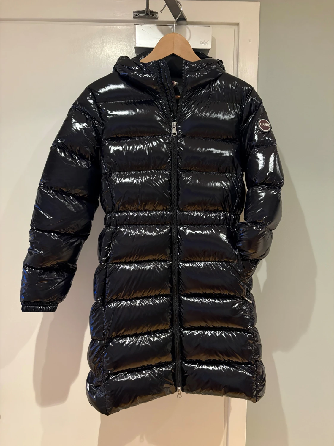 Svart glansig dunjacka från Colmar (med ett litet hål)