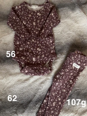 Newbie set - Fint använt skick. Storlek 56 på bodyn och storlek 62 på leggingsen