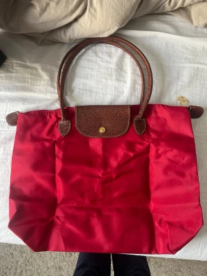 Röd longchamp väska  - Rymmer mycket!