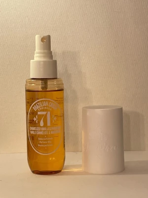 Cheirosa 71 Perfume Mist 90ml - Sol de janerio 71 karamelliserad vanilj och macadamia. Innehåller även caramel, vit choklad, havssalt, kokosblomma och vanilj. Volym: 90 ml. 