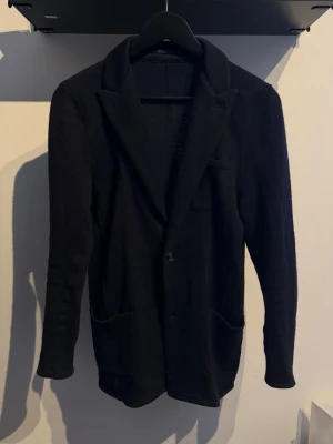 John Henric kavaj - Tja! Säljer denna stickade John Henric kavaj i storlek Xs men sitter som S/M eller 46/48! Nypris 2699kr när den såldes, den är väldigt eftertraktad eftersom den inte säljs längre!