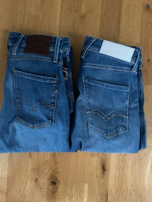 Säljer två par replay jeans 🔥🔥 - Säljer 2 par Replay Anbass Jeans  🔥🔥.     Storlek w29 l32 och w28 l32.                                Om du skulle köpa ett par för sig kostar det 1100. Men jag säljer två par för bara 950 kr!!! Det är en riktig bra deal. Hör av dig om du vill diskutera pris