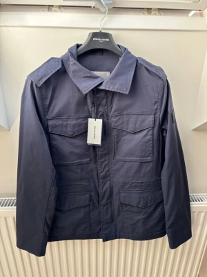 Marinblå Pierre cardin cardigan (helt ny) - Stilren mörkblå jacka från Pierre Cardin | perfekt nu till hösten 🤩| Helt ny med tags | Storlek 48 passar som M | Retail 3200 |  bvsa! // Levi