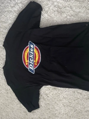 Svart Dickies t-shirt med logga - Svart t-shirt från Dickies med logga på bröstet, storlek S, inga täcken på användning 
