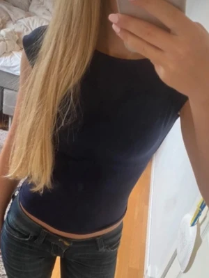 Mörkblå topp - öppen rygg - Snygg topp med öppen rygg. Använd fåtal gånger. Nypris vet ej. Om du har någon fundering eller bud så skriv privat! 💓🫰🏼( lånade bilder )
