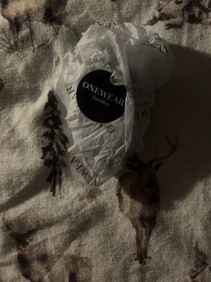 Mörkblå flätad väst från ONEWEAR - Säljer en snygg mörkblå flätad väst från ONEWEAR Sweden. Västen har ett coolt randigt mönster i olika blå och grå toner, med detaljer i syntetmaterial. Perfekt för dig som vill ha en unik och stilren look.