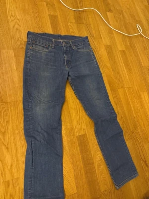Levis 511 jeans - levis 511 jeans i storlek W34 L30 använt men synd knappast endast defekten är där bak vid levis märket